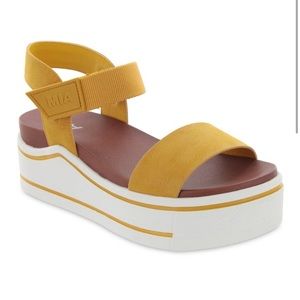 NWT MIA platform sandal